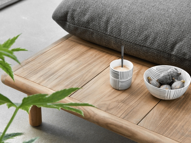 Apple Bee Sling 3-Sitzer Sofa 242cm, Ablage links, Teak Kissen grau