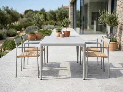 Brafab DK & Bigby light grey Sitzgruppe, 4 Stapelsessel DK und 1 Bigby Tisch 144x76cm