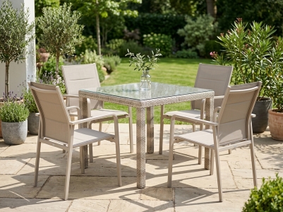 Bee & Ocean Pearl Gartenm&ouml;belset, 4 Stapelsessel und 1 Esstisch 81x81x74cm mit Glasplatte