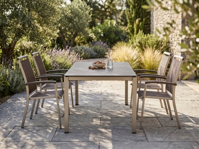 Royal Gartenm&ouml;belset champagner, 4 Stapelsessel, 1 Tisch 160x90cm Polytec Beton dunkel- Gestell Champagner