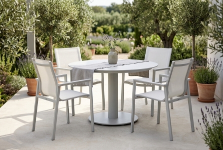Brafab Delia-Peace Gartenm&ouml;belset light grey. 4 Stapelsessel, 1 Tisch rund 110cm