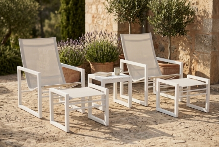 Brafab Vevi Gartenm&ouml;bel-Loungeset wei&szlig;, 2 Loungesessel, 2 Fu&szlig;hocker, 1 Beistelltisch 40x40x35cm