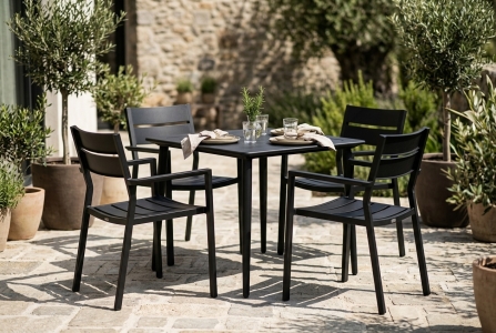 Brafab Delia-Nimes Gartenm&ouml;belset schwarz, 4 Armlehnsessel stapelbar, 1 Tisch 78x78cm