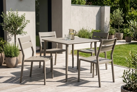 Brafab Delia-Nimes Gartenm&ouml;belset khaki, 4 Stapelsessel, 1 Esstisch 78x78cm